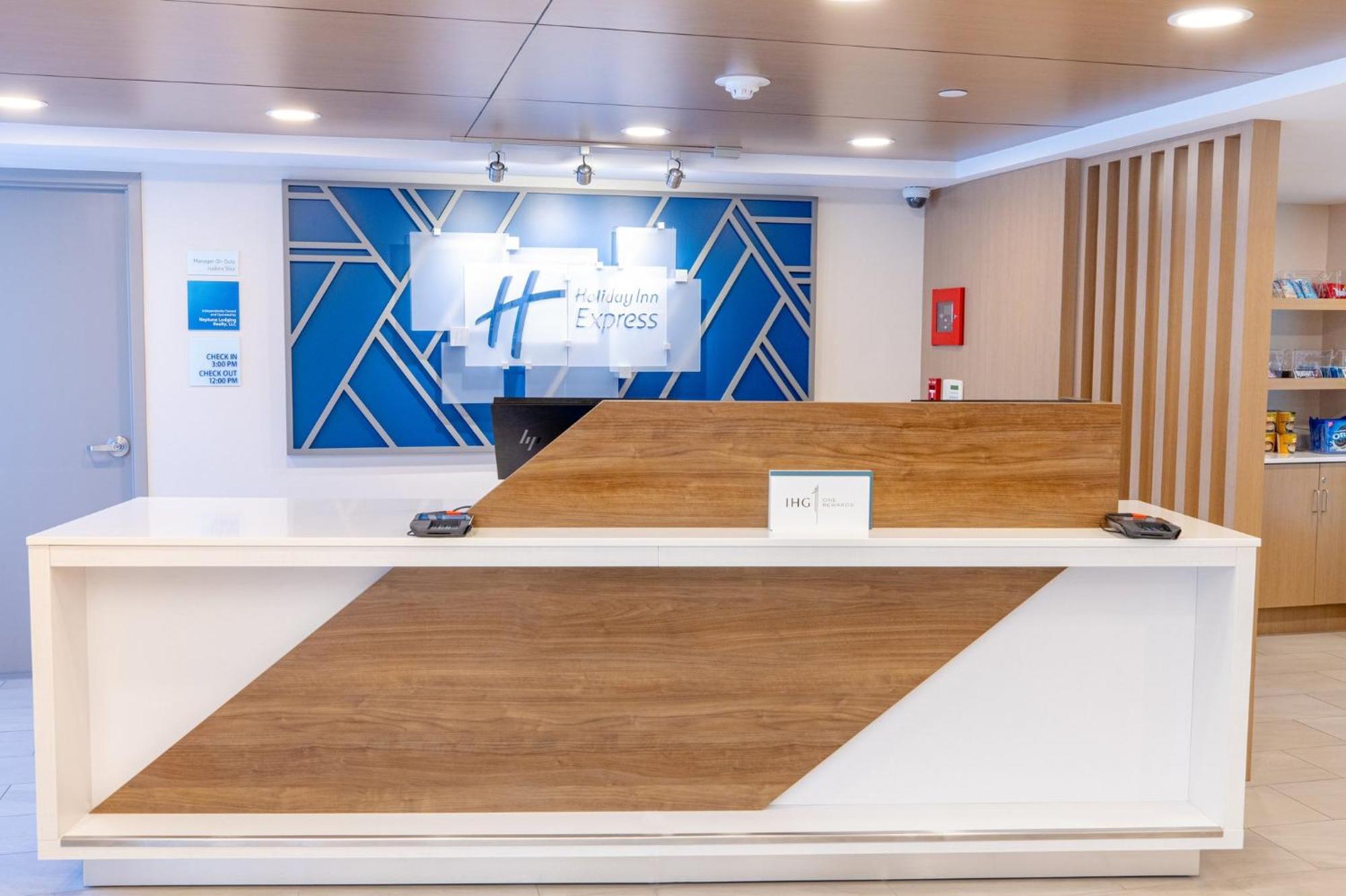 Holiday Inn Express - Neptune By Ihg Экстерьер фото